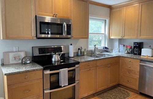 Wrightsville Beach House | Captain's Quarters: Main Floor Suite of Classic 1940's Beach Cottage Duplex