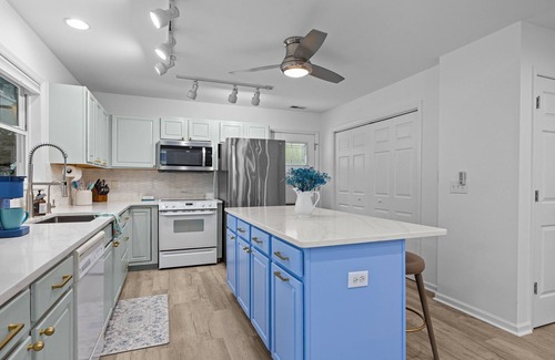 Atlantic Beach Apartment | Captain’s Quarters - Private Beach Access!