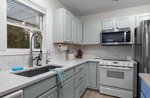 Atlantic Beach Apartment | Captain’s Quarters - Private Beach Access!