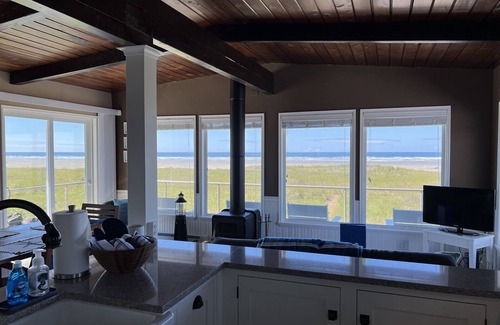 Moclips House | Captain`s Quarters - Beautifully Updated Beach Front Home