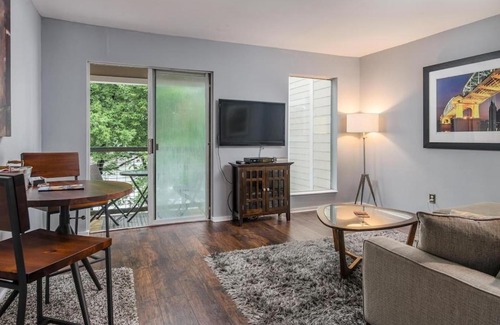 North Capitol Apartment | Captain's Quarters Riverfront #3