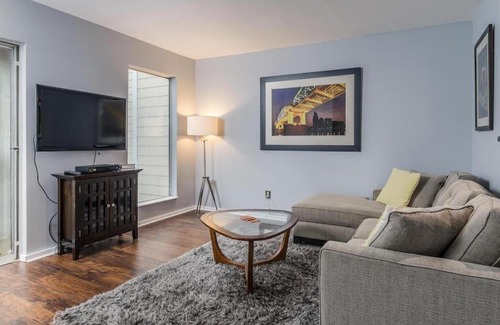North Capitol Apartment | Captain's Quarters Riverfront #3