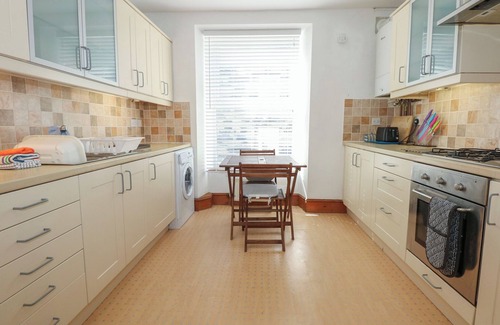 Borth-y-Gest Cottage | CAPTAIN'S REST, pet friendly, country holiday cottage in Porthmadog