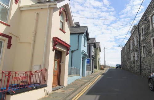 Borth-y-Gest Cottage | CAPTAIN'S REST, pet friendly, country holiday cottage in Porthmadog