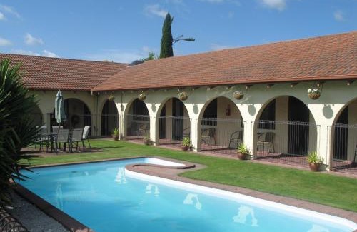Cambridge Hotel | Captains Quarters Motor Inn
