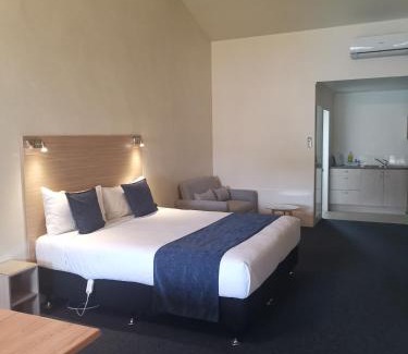 Cambridge Hotel | Captains Quarters Motor Inn