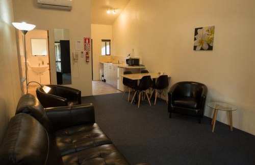Cambridge Hotel | Captains Quarters Motor Inn