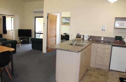 Cambridge Hotel | Captains Quarters Motor Inn
