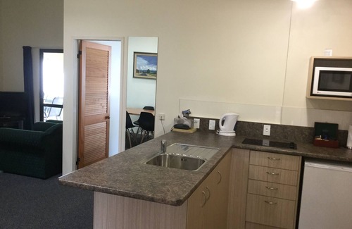 Cambridge Hotel | Captains Quarters Motor Inn