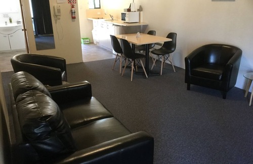 Cambridge Hotel | Captains Quarters Motor Inn