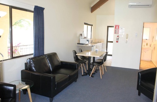 Cambridge Hotel | Captains Quarters Motor Inn