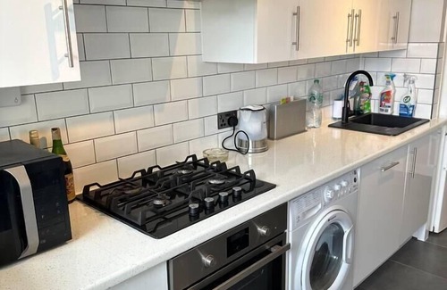 West Ham Apartment | Captivating 1-Bed Apartment in Stratford
