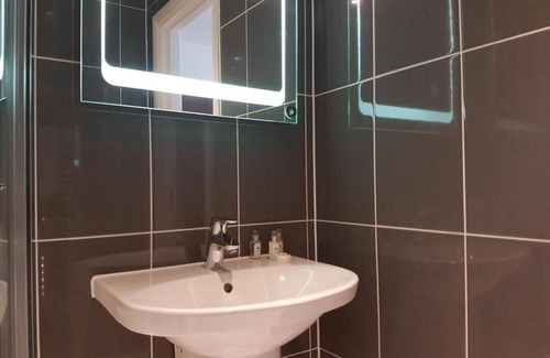 Brentwood Apartment | Captivating 2-Bed Apartment in Brentwood