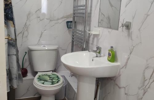 Chadwell Apartment | Captivating 3-Bed Apartment in Romford