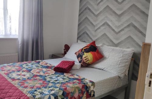 Chadwell Apartment | Captivating 3-Bed Apartment in Romford