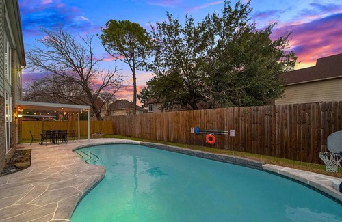 Grand Prairie House | Captivating 5BR/2.5B Home with Beautiful Pool & Patio