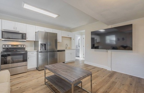 Athens House | Cara's Cottage - 2 miles from Sanford Stadium