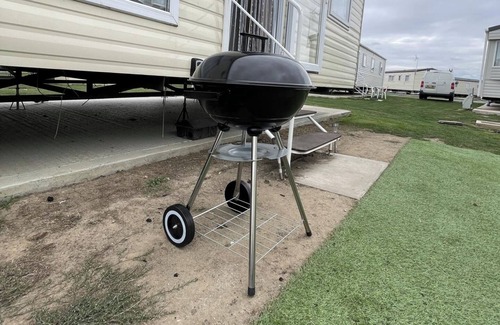 Clacton-on-Sea Cabin | Caravan - Sleeps 10 - Pet friendly - Parking