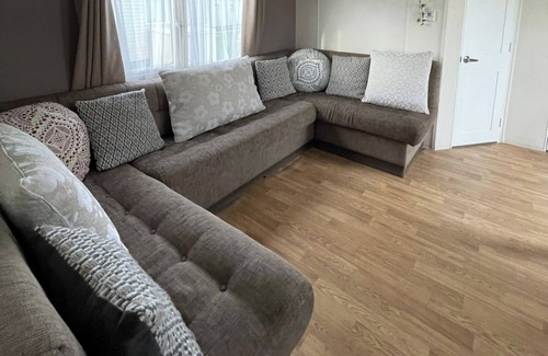 Clacton-on-Sea Cabin | Caravan - Sleeps 10 - Pet friendly - Parking