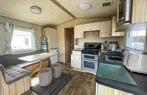Skegness House | Caravan with decking at Southview Holiday Park in Skegness ref 33005S
