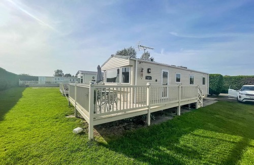 Skegness House | Caravan with decking at Southview Holiday Park in Skegness ref 33005S