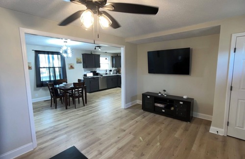 Clarksville House | Carbon Ridge 300mbps WiFi - Dog Friendly