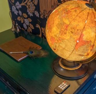Cornwall House | Cardinal Inn Retro Room