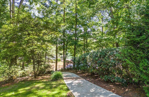 Martin House | Cardinal Rose Lake House w/Hot Tub & Dock!