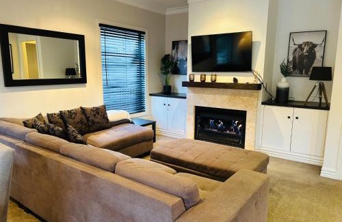 Cardrona Apartment | Cardrona Villa with Pool and Jacuzzi