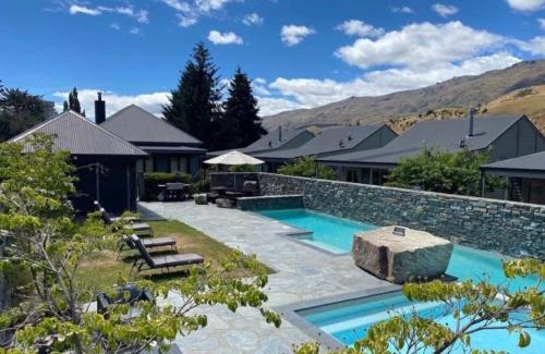 Cardrona Apartment | Cardrona Villa with Pool and Jacuzzi