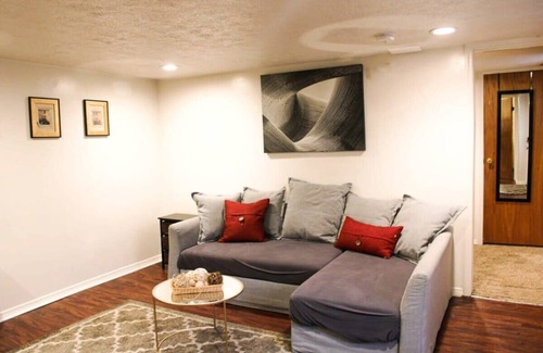 South Side Flats Apartment | Carey Way Quarters - Explorer's Dream Pad
