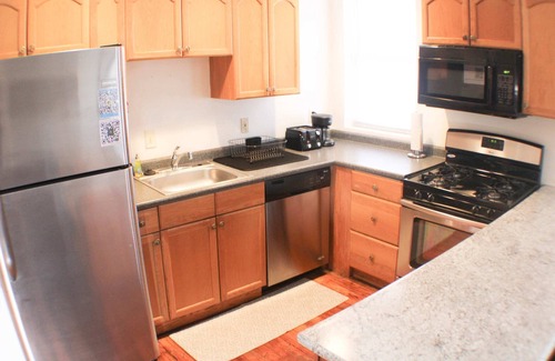 South Side Flats Apartment | Carey Way Quarters-Stylish 3BR Loft-Prime Location