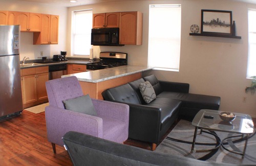 South Side Flats Apartment | Carey Way Quarters-Stylish 3BR Loft-Prime Location