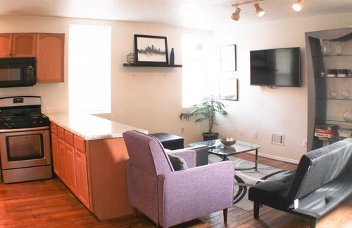South Side Flats Apartment | Carey Way Quarters-Stylish 3BR Loft-Prime Location