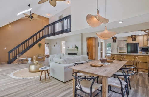 Stevensville House | Caribbean HEATED POOL Home near Matapeake Beach!