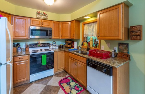 Cullowhee House | Caribou Lodge: Three Story Custom Mountain Home just Minutes from Lake Glenville Boating