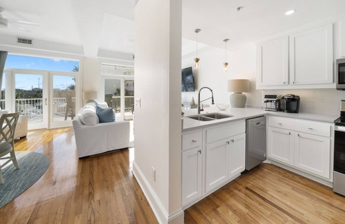 Sunnyside Condo | Carillon beach, New Remodel. 3 minutes to Rosemary Beach/30A. Exceptional!