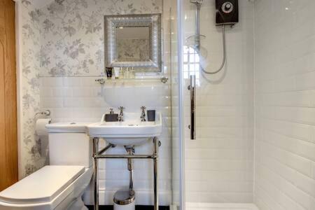 Swinton Apartment | Carnegie Library: Bronte Apartment 1 bedroom
