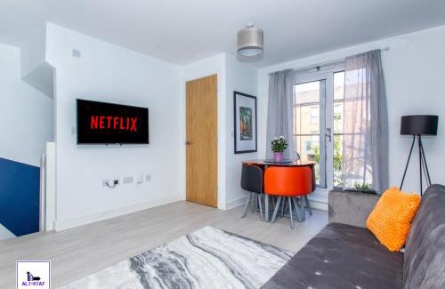 Wakefield Apartment | Carnforth by Alt-Stay - Wakefield 2 Bed Ensuite Townhouse Contractor and Corporate Accommodation with Private Balcony, Parking, Smart TV, Kitchen and Fast Wi Fi - Long Stay Ready with Weekly and Monthly Rates