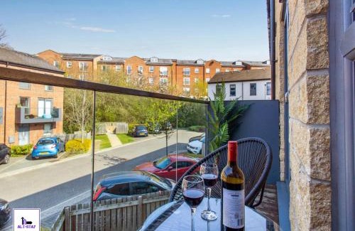 Wakefield Apartment | Carnforth by Alt-Stay - Wakefield 2 Bed Ensuite Townhouse Contractor and Corporate Accommodation with Private Balcony, Parking, Smart TV, Kitchen and Fast Wi Fi - Long Stay Ready with Weekly and Monthly Rates