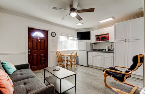 Sunset Reef Apartment | 🌴Carousel Suite #5 – Your Beachy Studio 🏖️ Steps to the Beach!