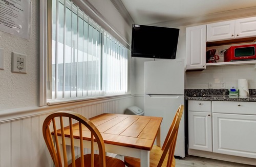 Sunset Reef Apartment | 🌴Carousel Suite #5 – Your Beachy Studio 🏖️ Steps to the Beach!
