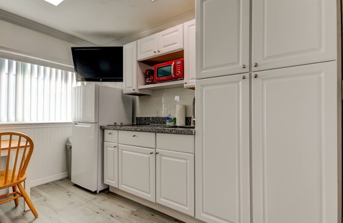 Sunset Reef Apartment | 🌴Carousel Suite #5 – Your Beachy Studio 🏖️ Steps to the Beach!