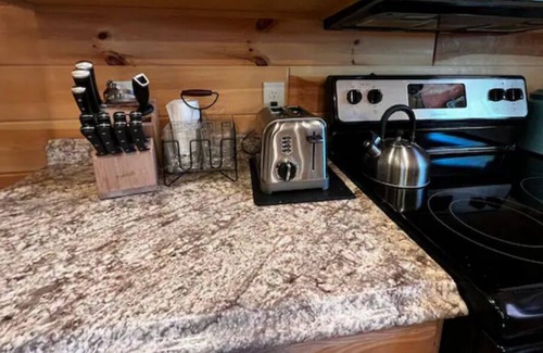 Cleveland Cabin | “Carpe Diem” cabin/ w studio/koi pond/ 9 acres