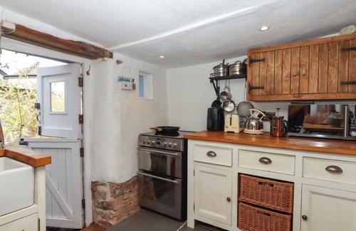 Hatherleigh Cottage | CARPENTER'S COTTAGE, pet friendly, with open fire in Hatherleigh