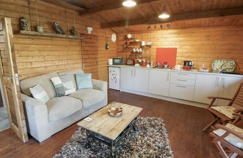 Shrewley Cottage | CARPS WELL LODGE, pet friendly, character holiday cottage in Shrewley