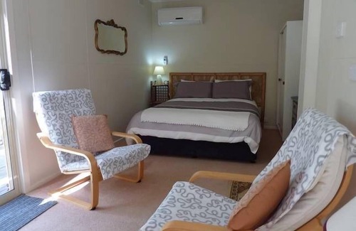 Ringwood North Cottage | Carr's Cottage on the Hill