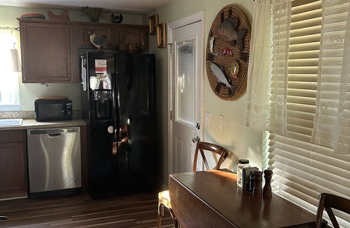 Carrabelle House | Carrabelle Snapper Shack, sleeps 6. Five min to Carrabelle beach, hot tub!