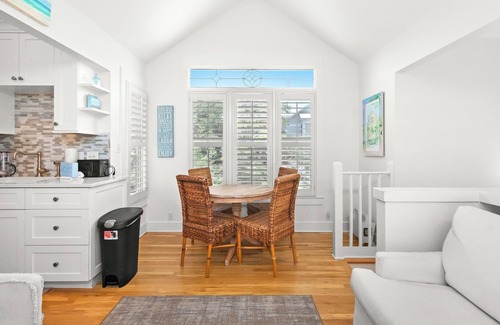 Seaside House | Carriage House 100 Yards to Beach. With Full Kitchen, Laundry, and Parking