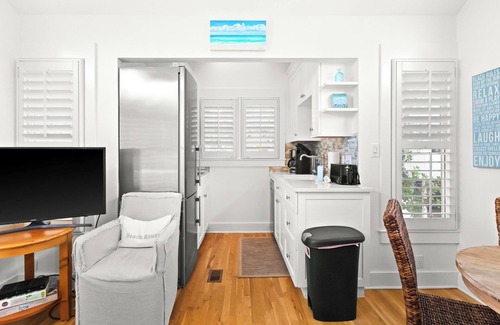 Seaside House | Carriage House 100 Yards to Beach. With Full Kitchen, Laundry, and Parking